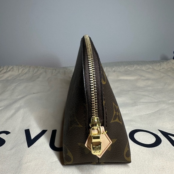 Louis Vuitton Cosmetic Pouch - Picture 4 of 7
